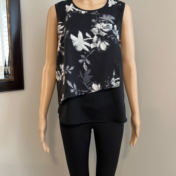 BCBG MaxAzria Sleeveless Floral Blouse Asymmetrical, Black & White, XS - Picture 4 of 16